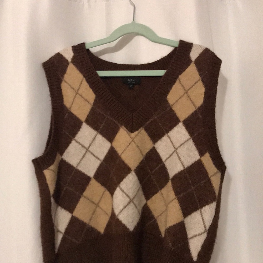 Argyle print V-neck sweater vest, 3 shades of brown, size small to medium